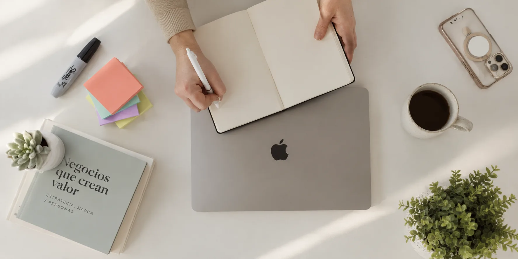 Persona trabajando en su laptop, escribiendo estrategia de marketing